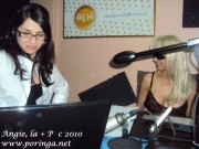 Angie se desnuda en una radio